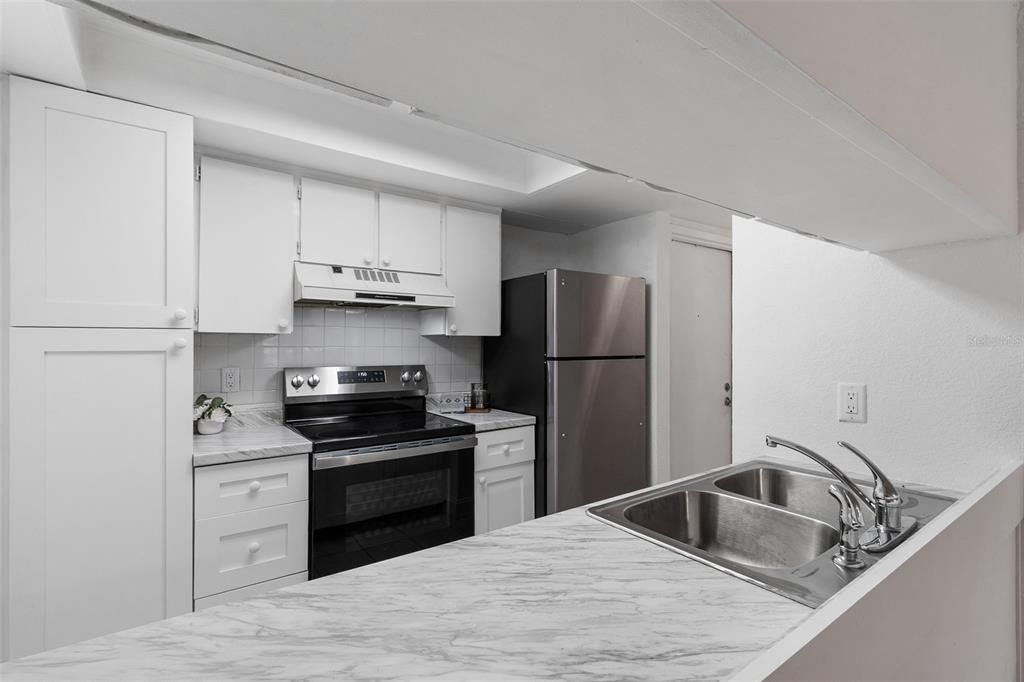 For Sale: $98,000 (1 beds, 1 baths, 565 Square Feet)