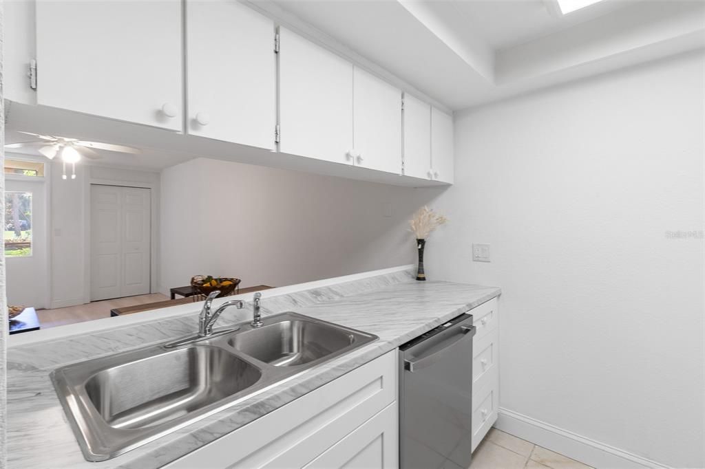 For Sale: $98,000 (1 beds, 1 baths, 565 Square Feet)