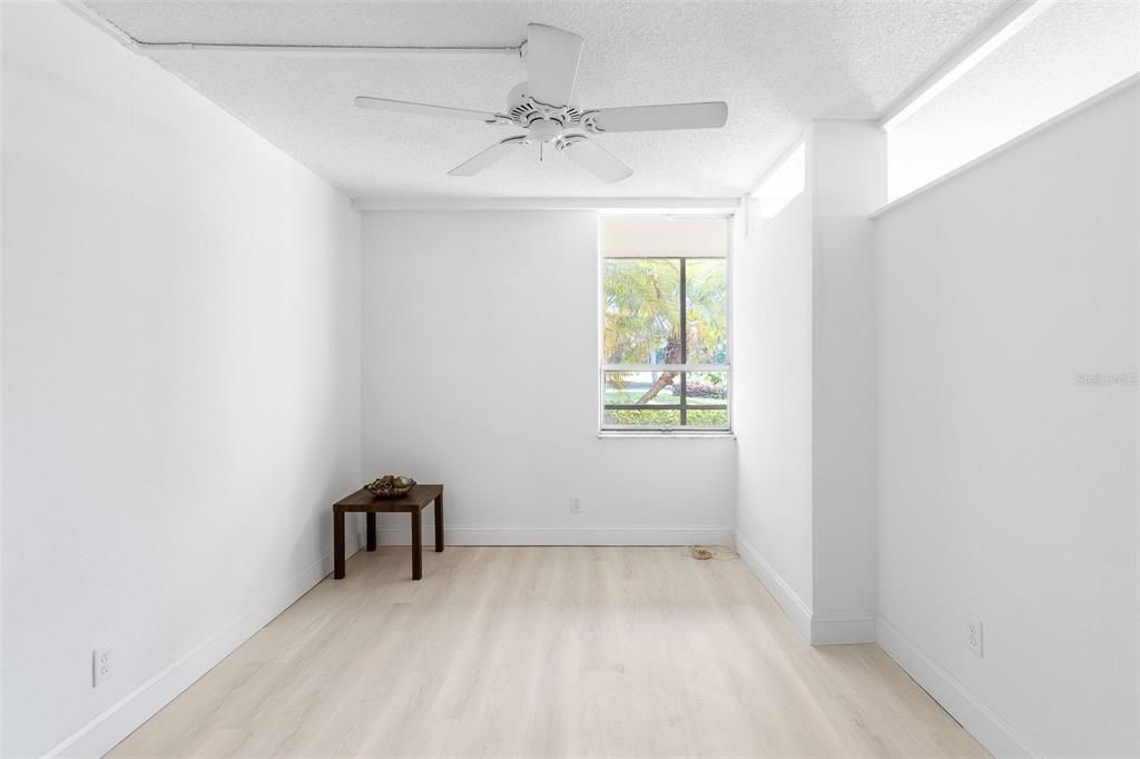 For Sale: $98,000 (1 beds, 1 baths, 565 Square Feet)