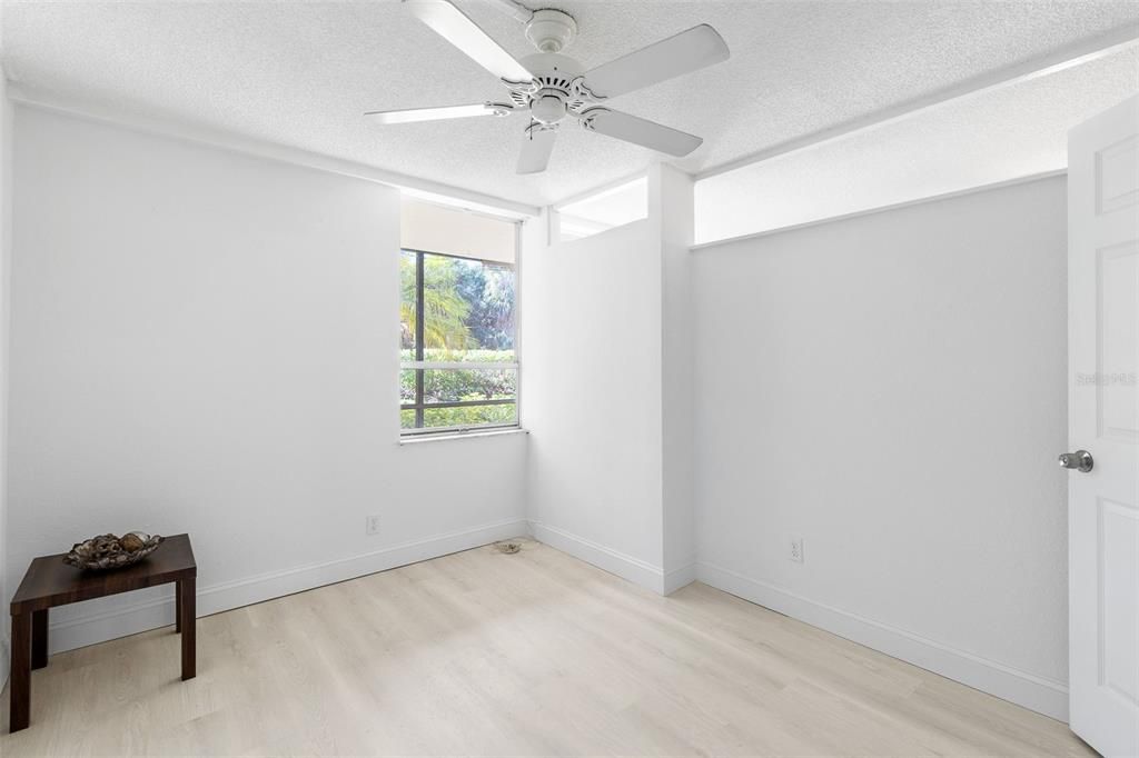 For Sale: $98,000 (1 beds, 1 baths, 565 Square Feet)