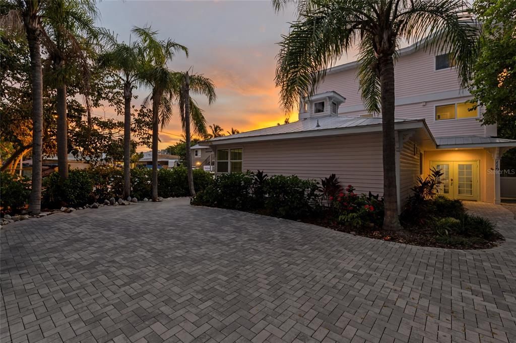 For Sale: $3,000,000 (5 beds, 4 baths, 2925 Square Feet)