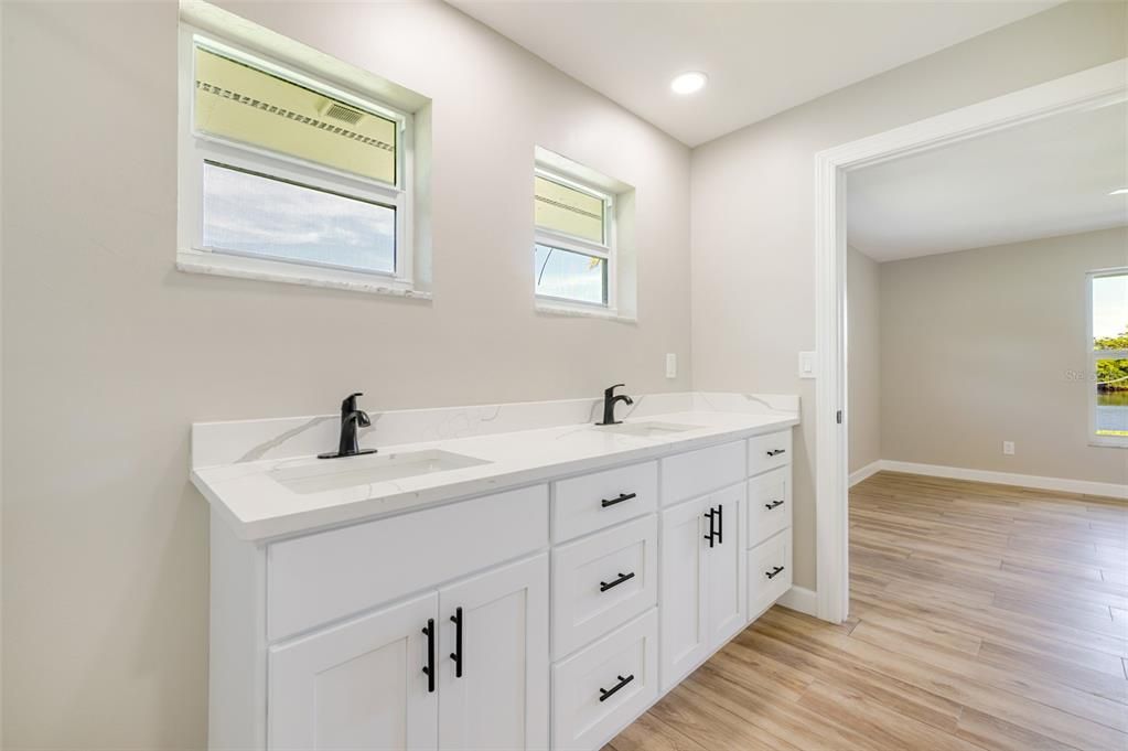 待售: $699,000 (2 贝兹, 2 浴室, 1801 平方英尺)