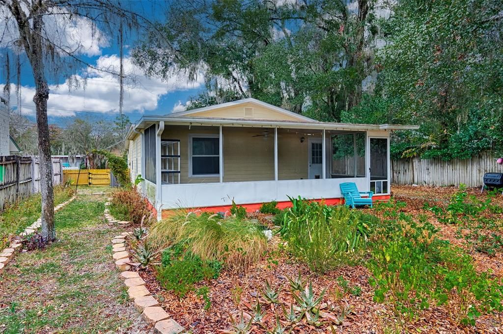 For Sale: $225,000 (3 beds, 2 baths, 1040 Square Feet)