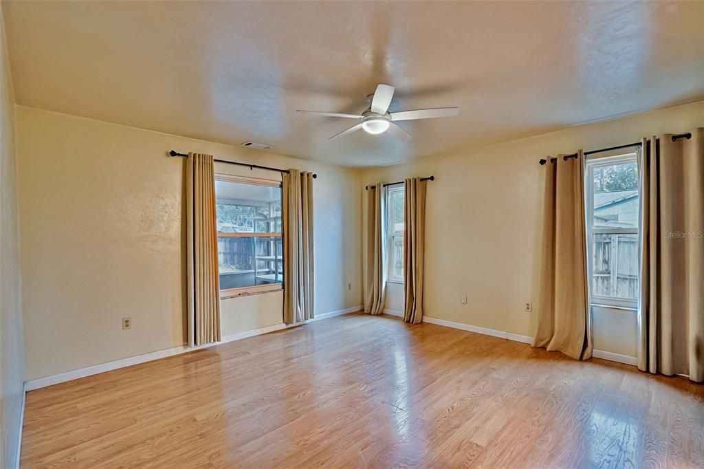 For Sale: $225,000 (3 beds, 2 baths, 1040 Square Feet)