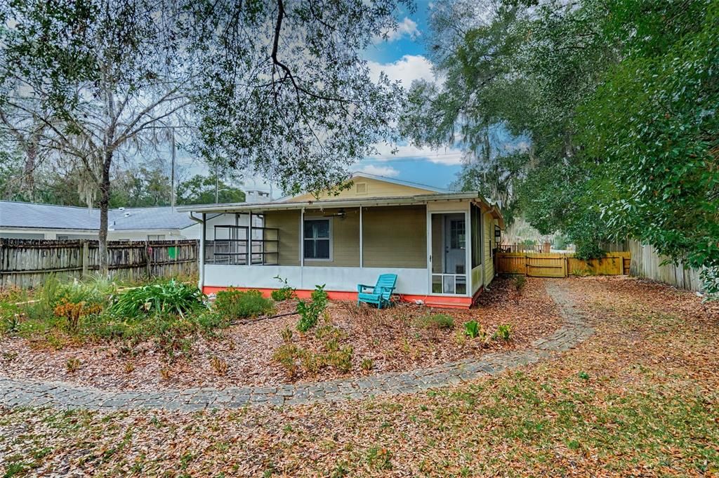 For Sale: $225,000 (3 beds, 2 baths, 1040 Square Feet)