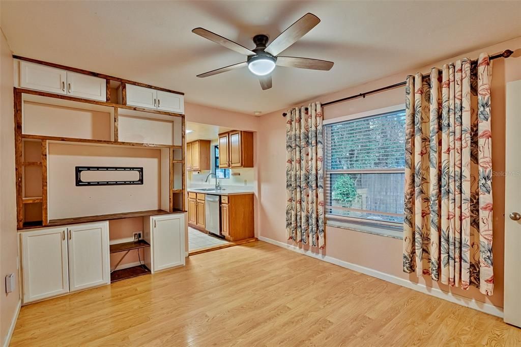 For Sale: $225,000 (3 beds, 2 baths, 1040 Square Feet)