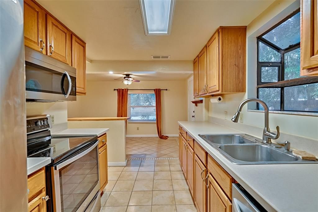 For Sale: $225,000 (3 beds, 2 baths, 1040 Square Feet)