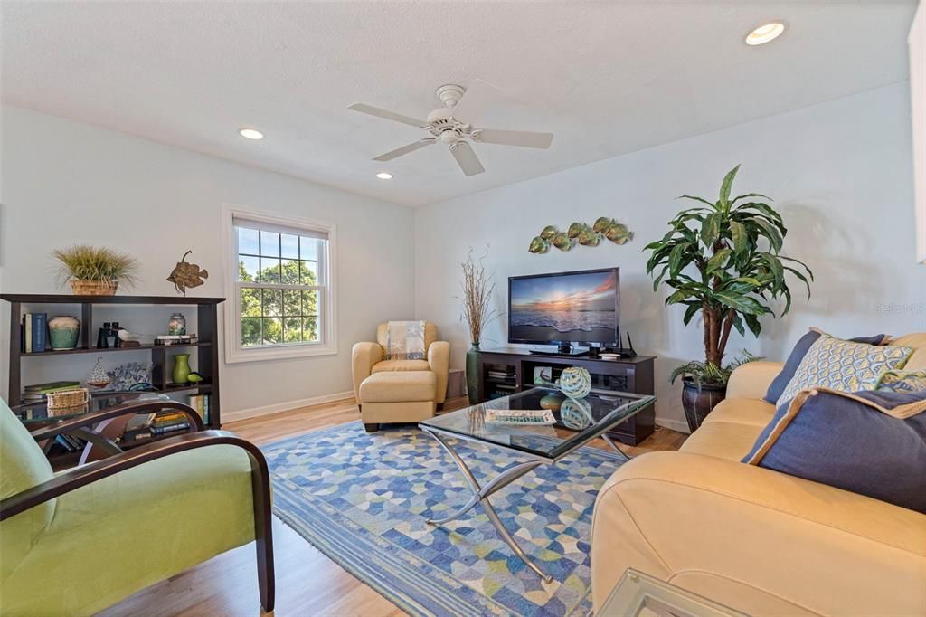 En Venta: $359,000 (2 camas, 2 baños, 1018 Pies cuadrados)