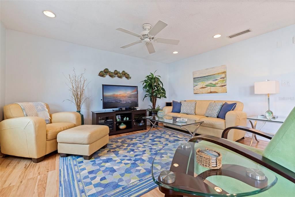 En Venta: $359,000 (2 camas, 2 baños, 1018 Pies cuadrados)