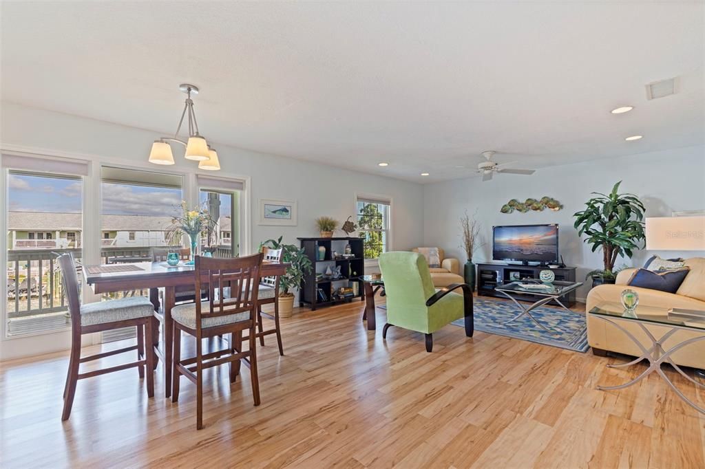 En Venta: $359,000 (2 camas, 2 baños, 1018 Pies cuadrados)