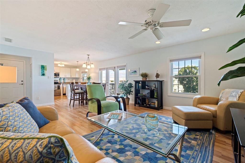 En Venta: $359,000 (2 camas, 2 baños, 1018 Pies cuadrados)