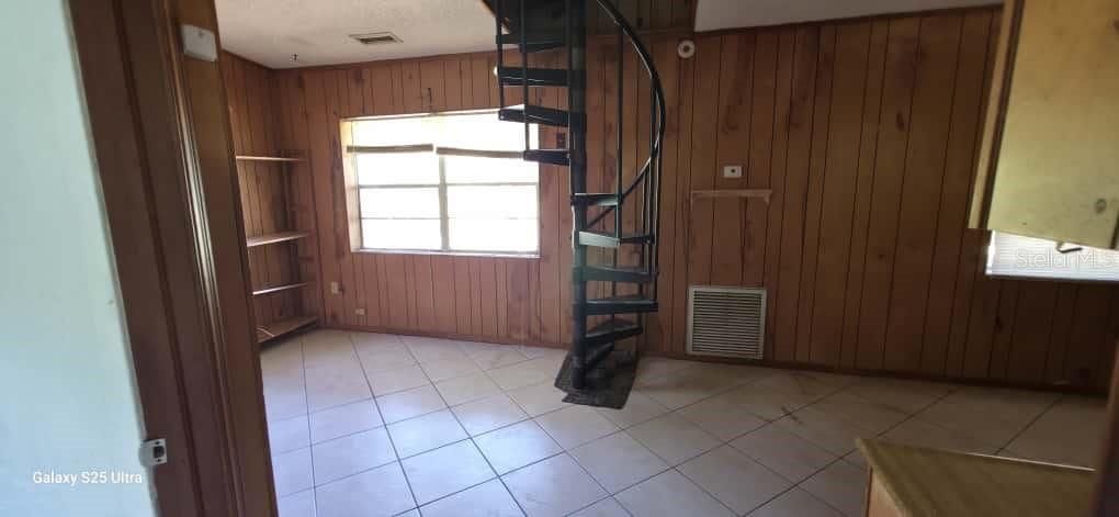 На продажу: $210,000 (4 спален, 4 ванн, 1734 Квадратных фут)