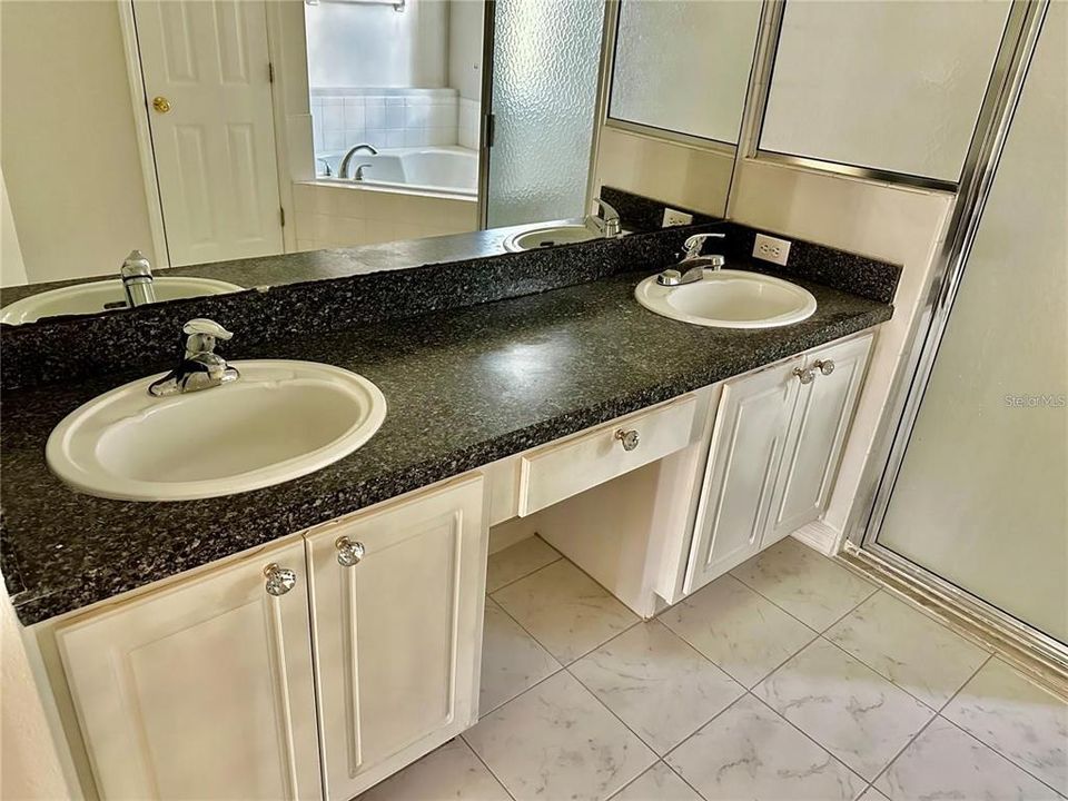 For Rent: $1,900 (4 beds, 2 baths, 2034 Square Feet)