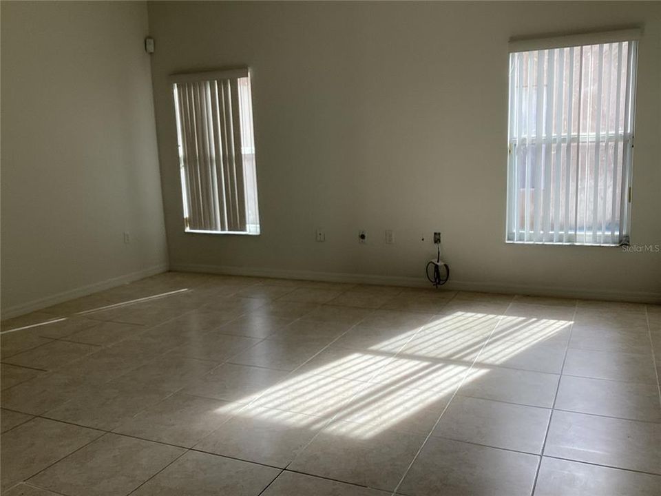 For Rent: $1,900 (4 beds, 2 baths, 2034 Square Feet)