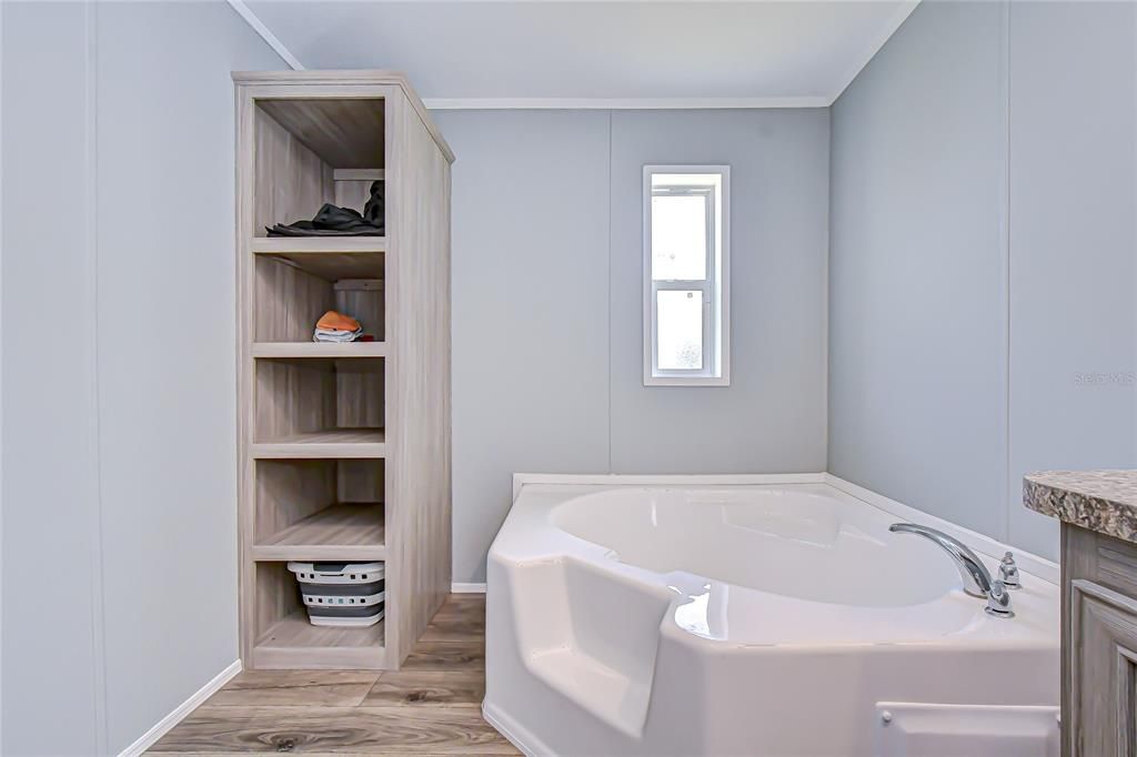 На продажу: $239,000 (4 спален, 2 ванн, 1400 Квадратных фут)