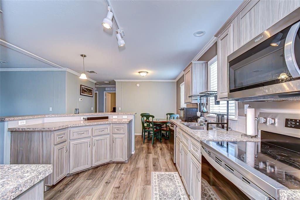 На продажу: $239,000 (4 спален, 2 ванн, 1400 Квадратных фут)