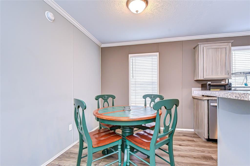 На продажу: $239,000 (4 спален, 2 ванн, 1400 Квадратных фут)