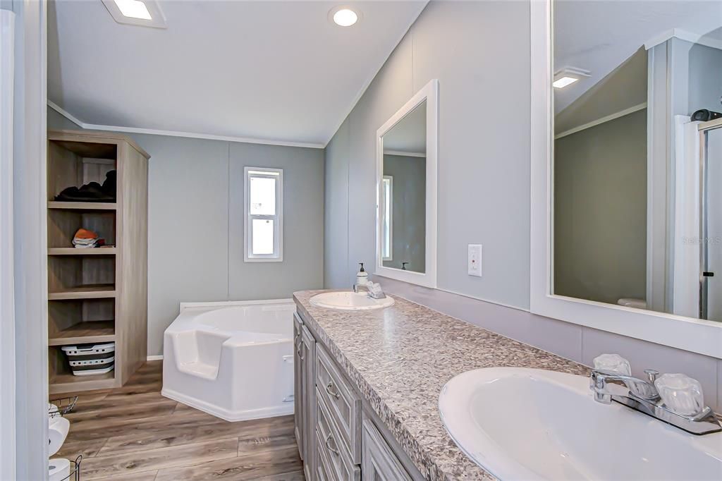 На продажу: $239,000 (4 спален, 2 ванн, 1400 Квадратных фут)