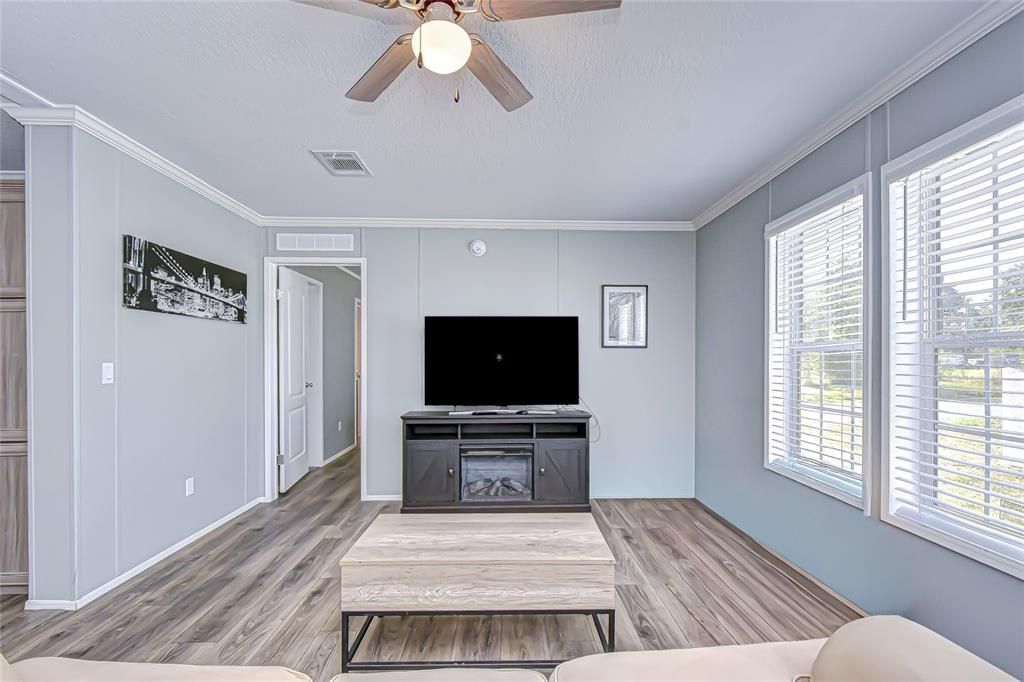 На продажу: $239,000 (4 спален, 2 ванн, 1400 Квадратных фут)