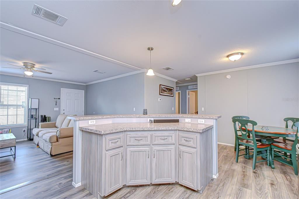 На продажу: $239,000 (4 спален, 2 ванн, 1400 Квадратных фут)