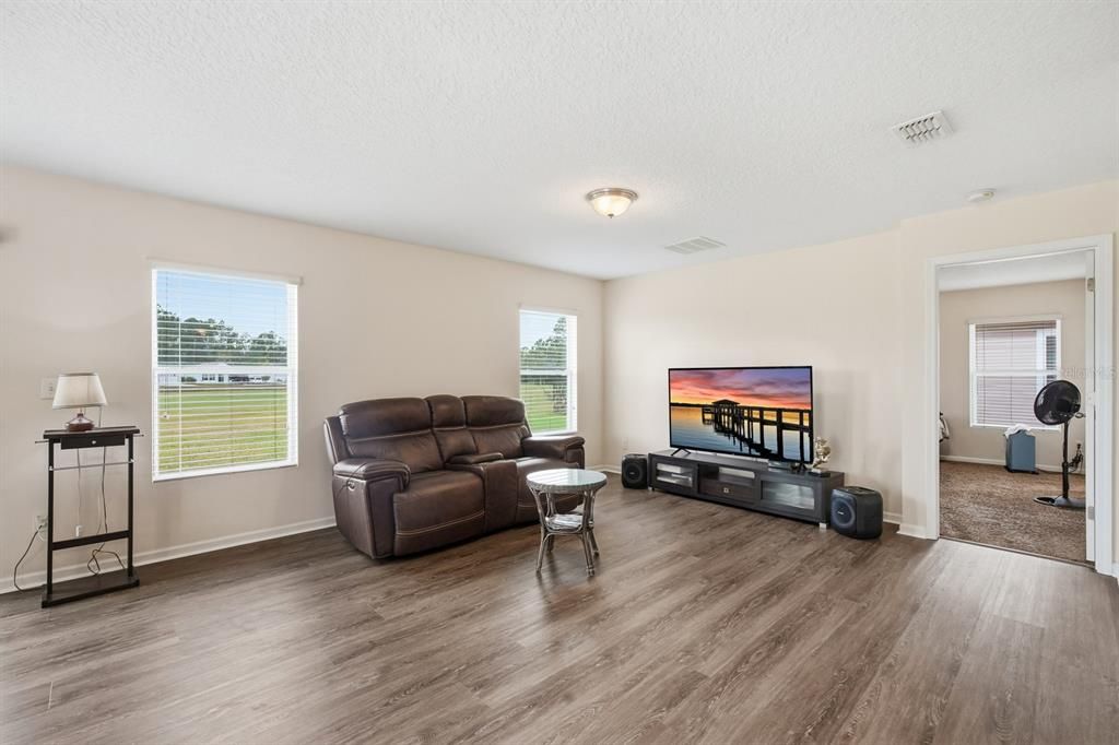 待售: $289,000 (3 贝兹, 2 浴室, 1556 平方英尺)