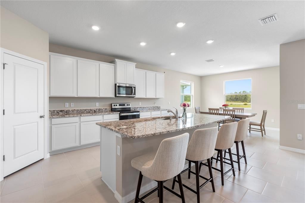 出租: $3,500 (4 贝兹, 3 浴室, 2557 平方英尺)