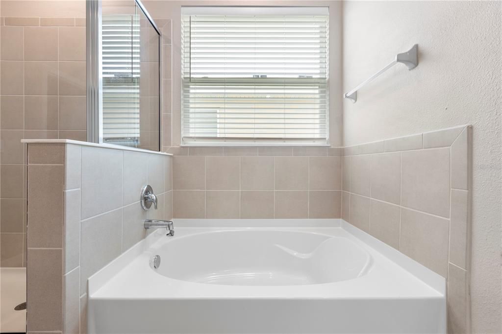 出租: $3,500 (4 贝兹, 3 浴室, 2557 平方英尺)