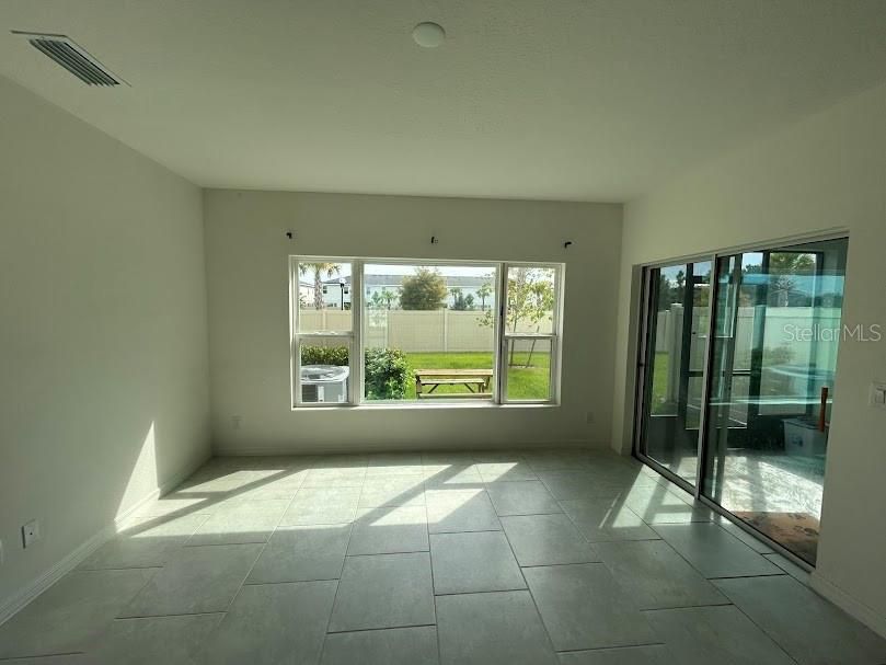 For Rent: $2,340 (4 beds, 2 baths, 1876 Square Feet)