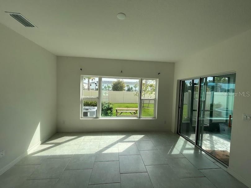 For Rent: $2,340 (4 beds, 2 baths, 1876 Square Feet)