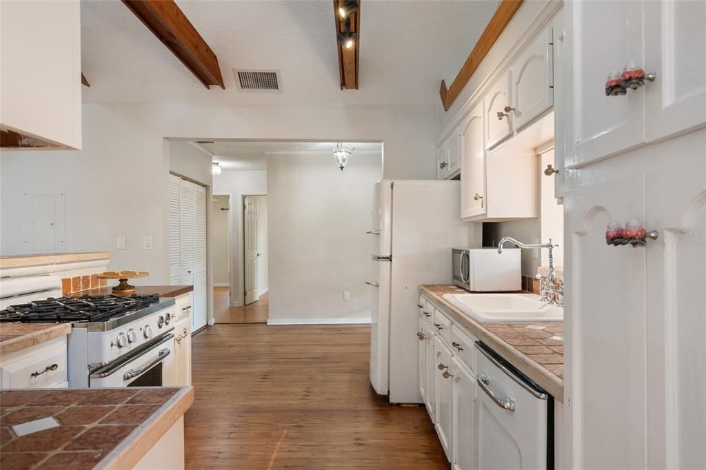 Activo con contrato: $750,000 (3 camas, 2 baños, 1664 Pies cuadrados)