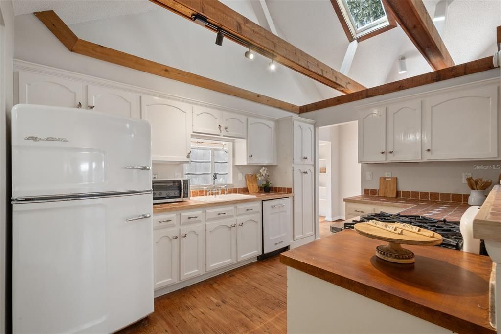 Activo con contrato: $750,000 (3 camas, 2 baños, 1664 Pies cuadrados)