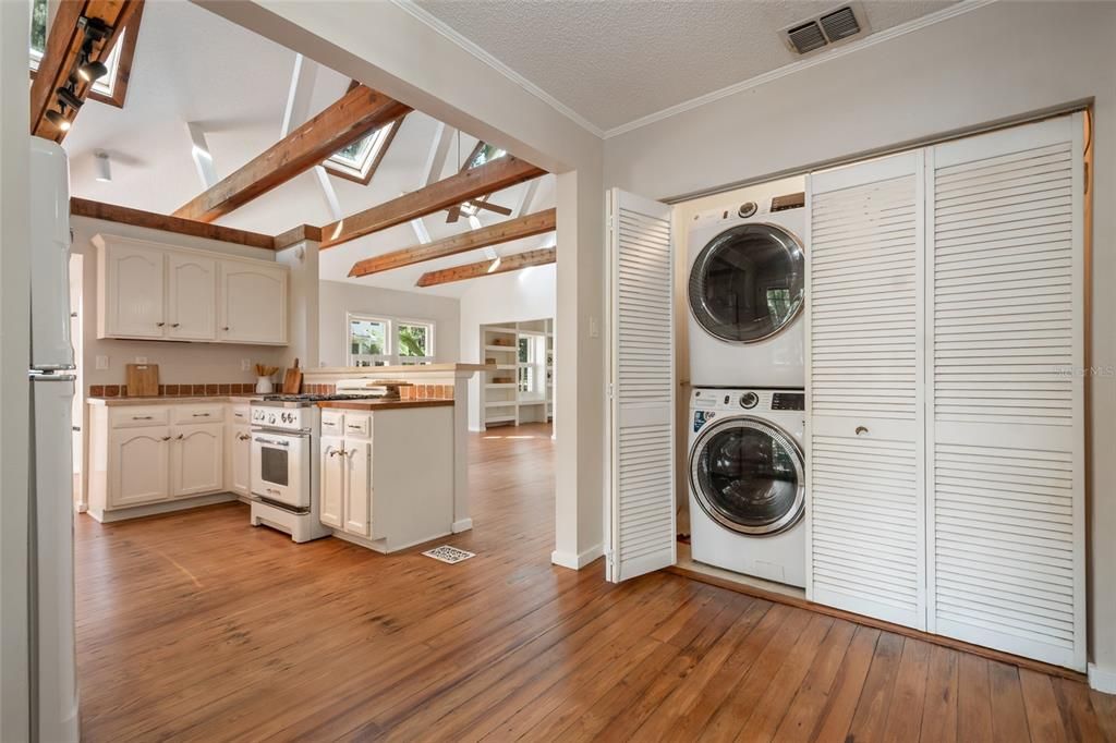 Activo con contrato: $750,000 (3 camas, 2 baños, 1664 Pies cuadrados)