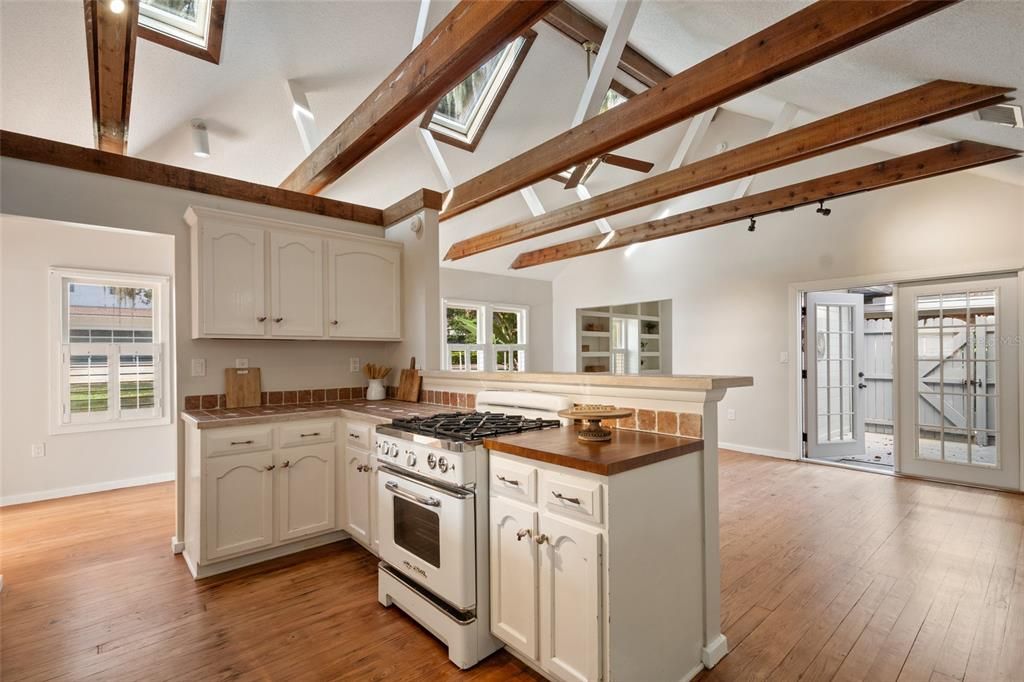 Activo con contrato: $750,000 (3 camas, 2 baños, 1664 Pies cuadrados)