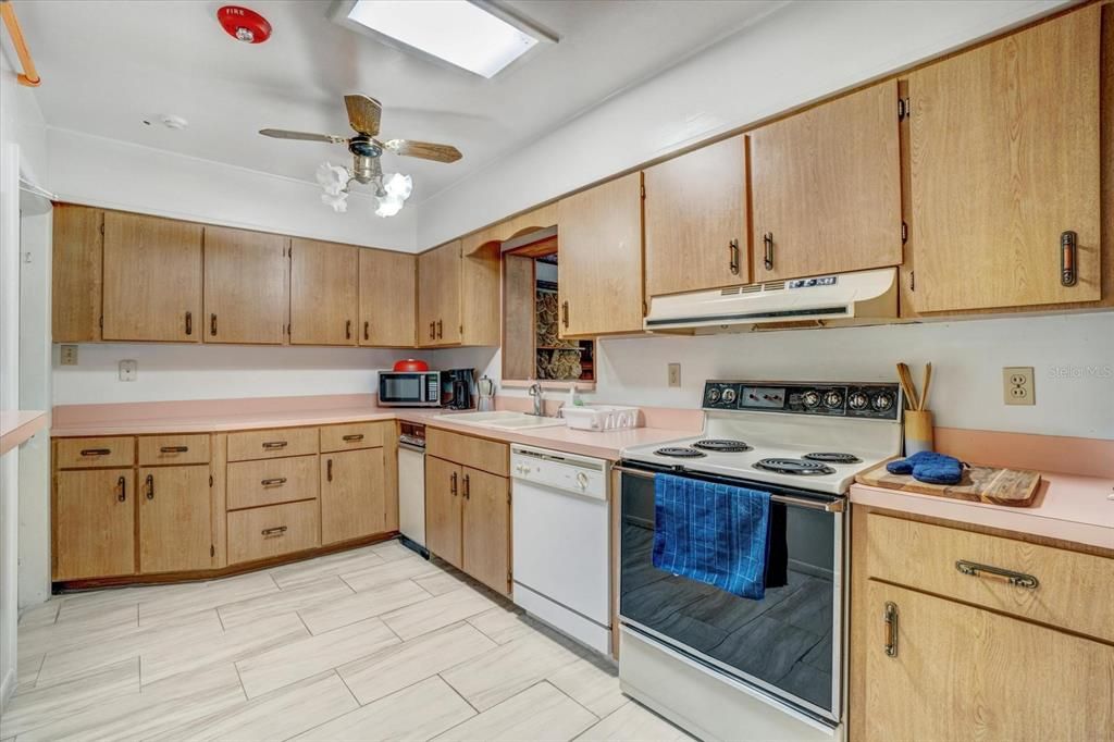 En Venta: $315,000 (5 camas, 2 baños, 1759 Pies cuadrados)