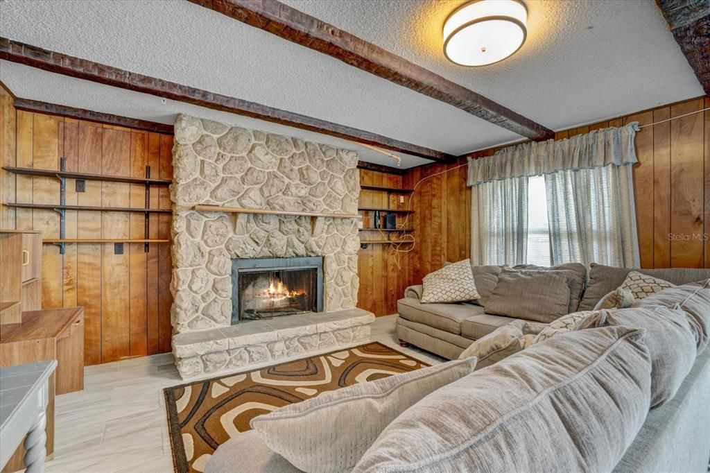 En Venta: $315,000 (5 camas, 2 baños, 1759 Pies cuadrados)