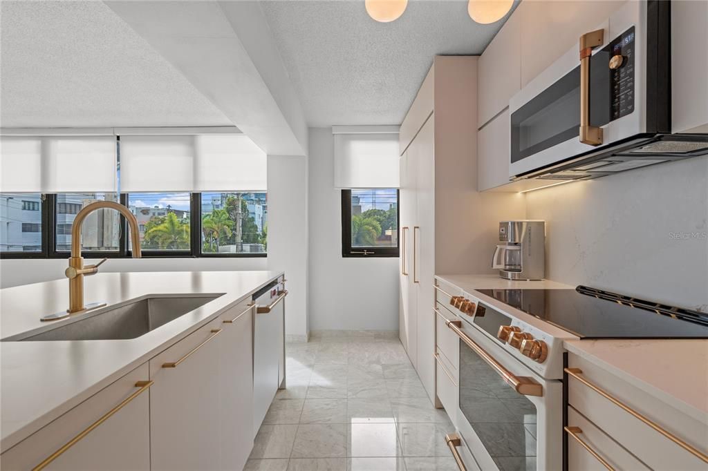 待售: $1,625,000 (4 贝兹, 3 浴室, 2249 平方英尺)