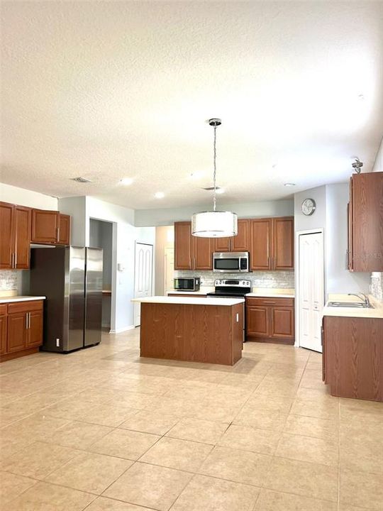 For Rent: $2,100 (3 beds, 2 baths, 2000 Square Feet)