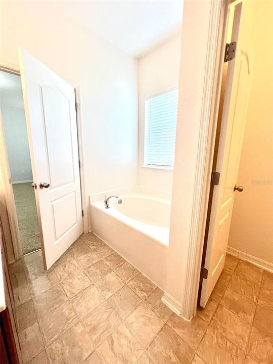 For Rent: $2,100 (3 beds, 2 baths, 2000 Square Feet)