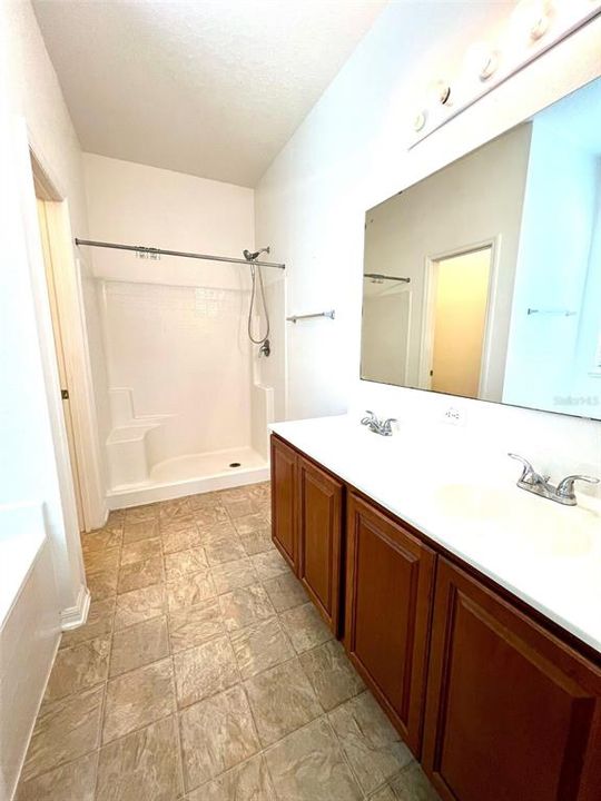 For Rent: $2,100 (3 beds, 2 baths, 2000 Square Feet)