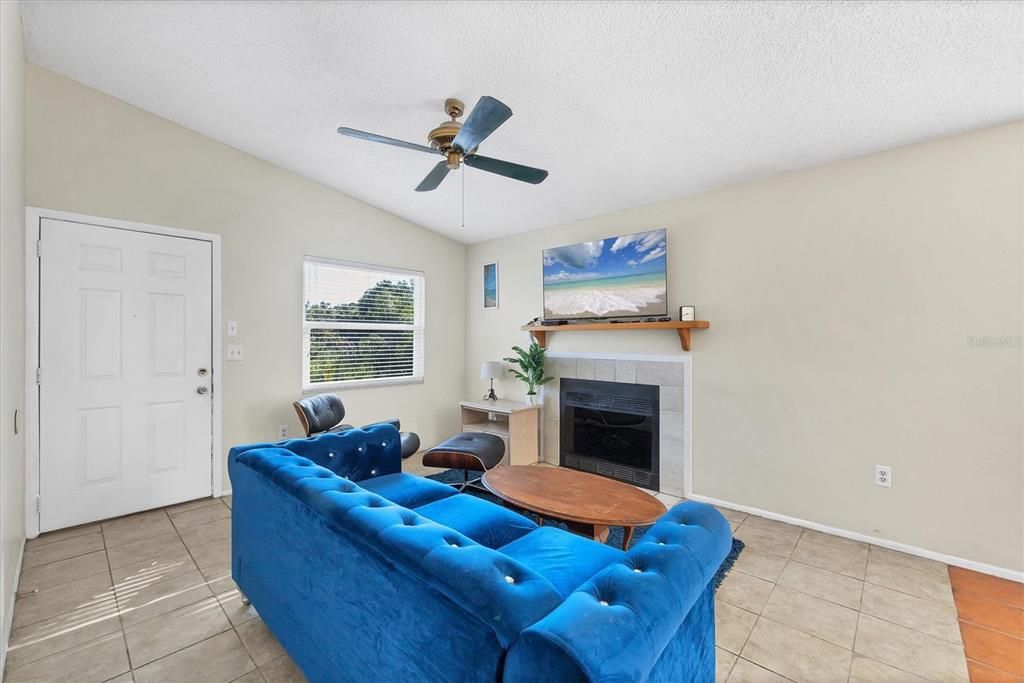 待售: $119,995 (2 贝兹, 2 浴室, 912 平方英尺)