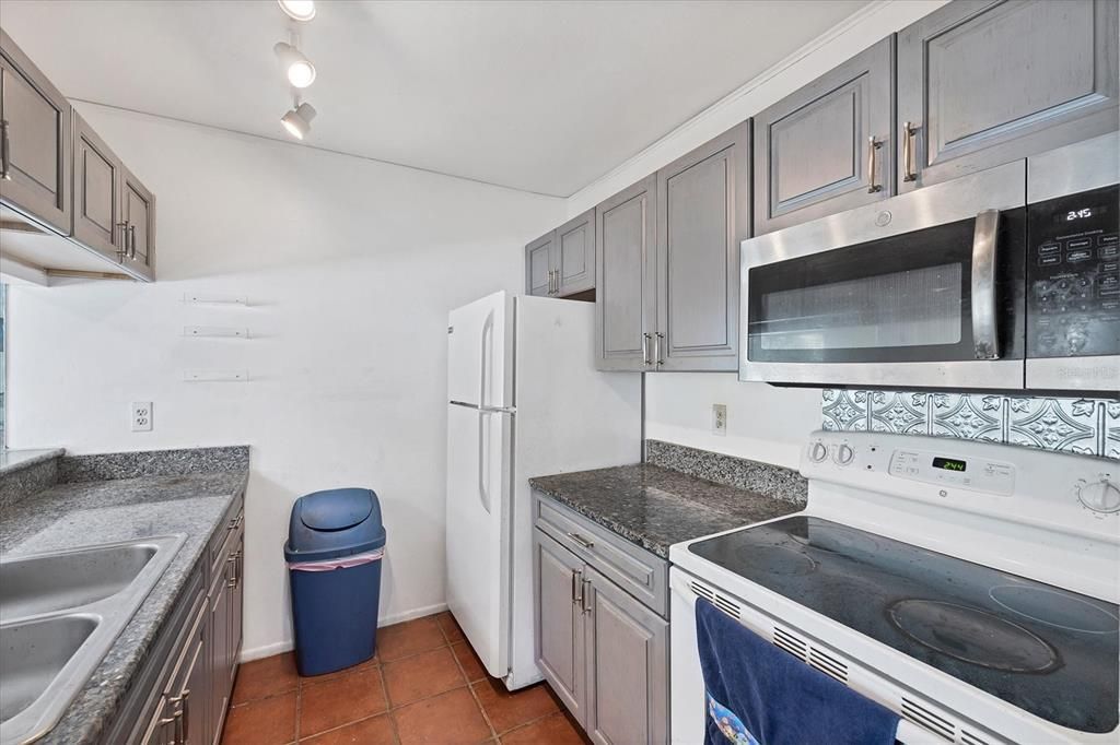 待售: $119,995 (2 贝兹, 2 浴室, 912 平方英尺)