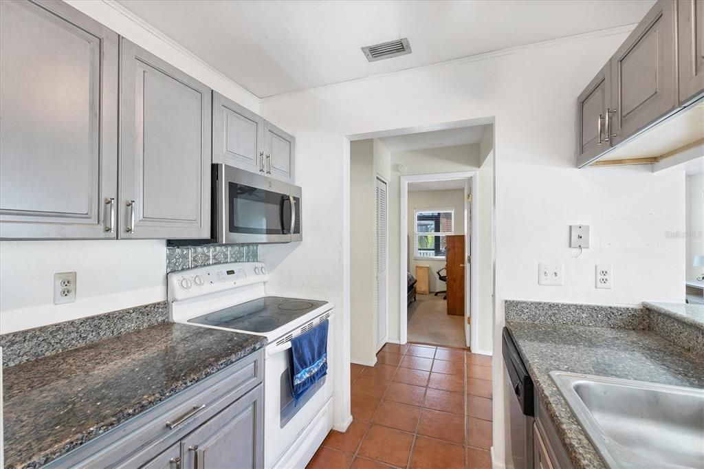 待售: $119,995 (2 贝兹, 2 浴室, 912 平方英尺)