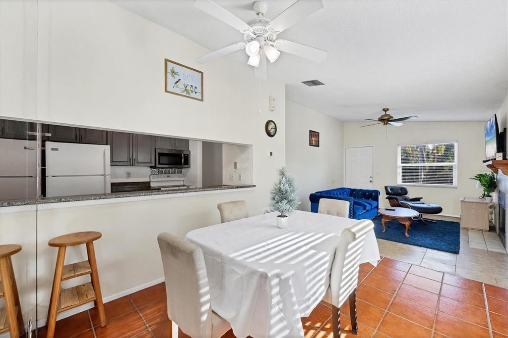 待售: $119,995 (2 贝兹, 2 浴室, 912 平方英尺)