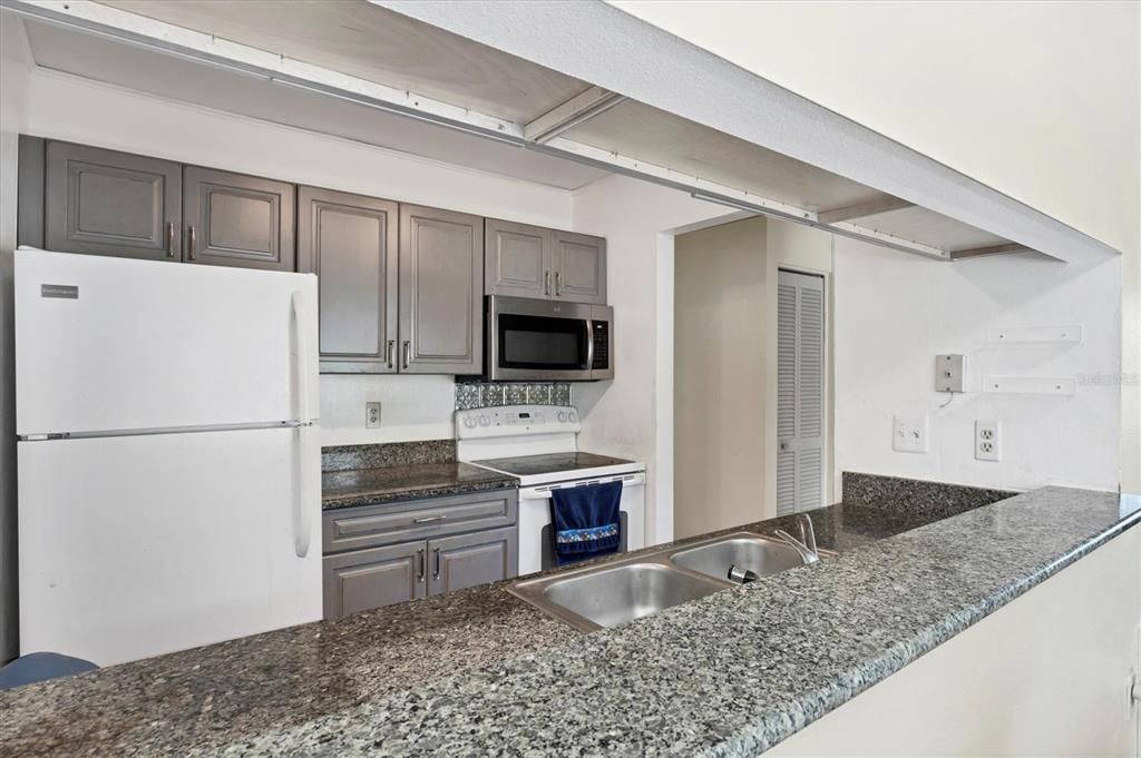 待售: $119,995 (2 贝兹, 2 浴室, 912 平方英尺)