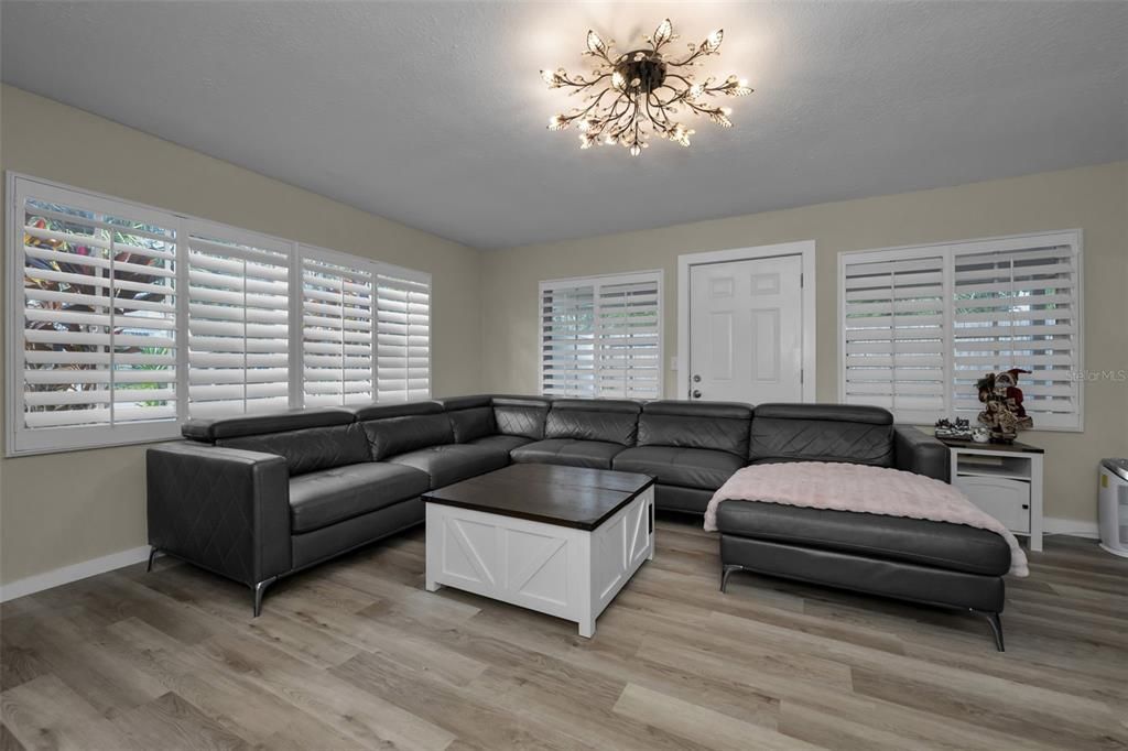 For Sale: $499,900 (5 beds, 2 baths, 2340 Square Feet)