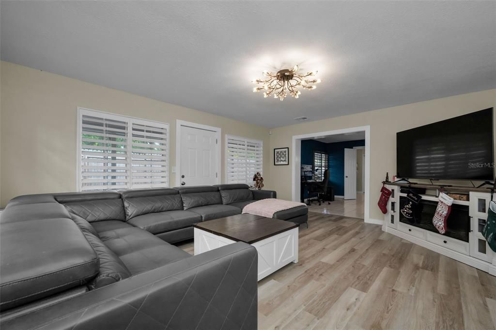 For Sale: $499,900 (5 beds, 2 baths, 2340 Square Feet)