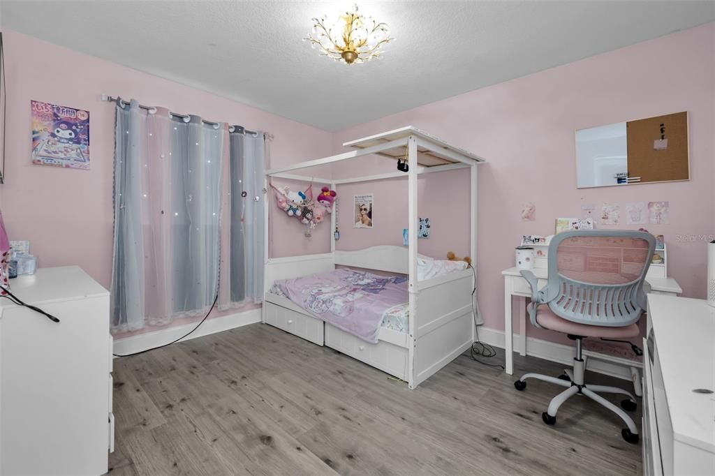 For Sale: $499,900 (5 beds, 2 baths, 2340 Square Feet)