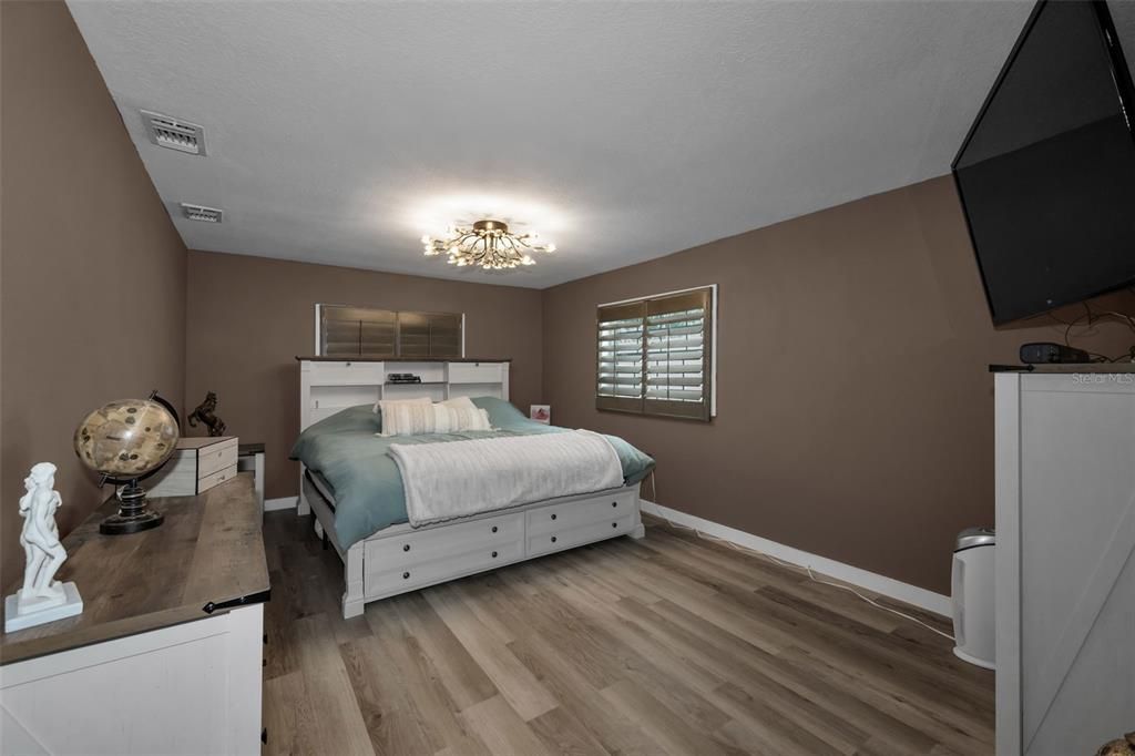 For Sale: $499,900 (5 beds, 2 baths, 2340 Square Feet)