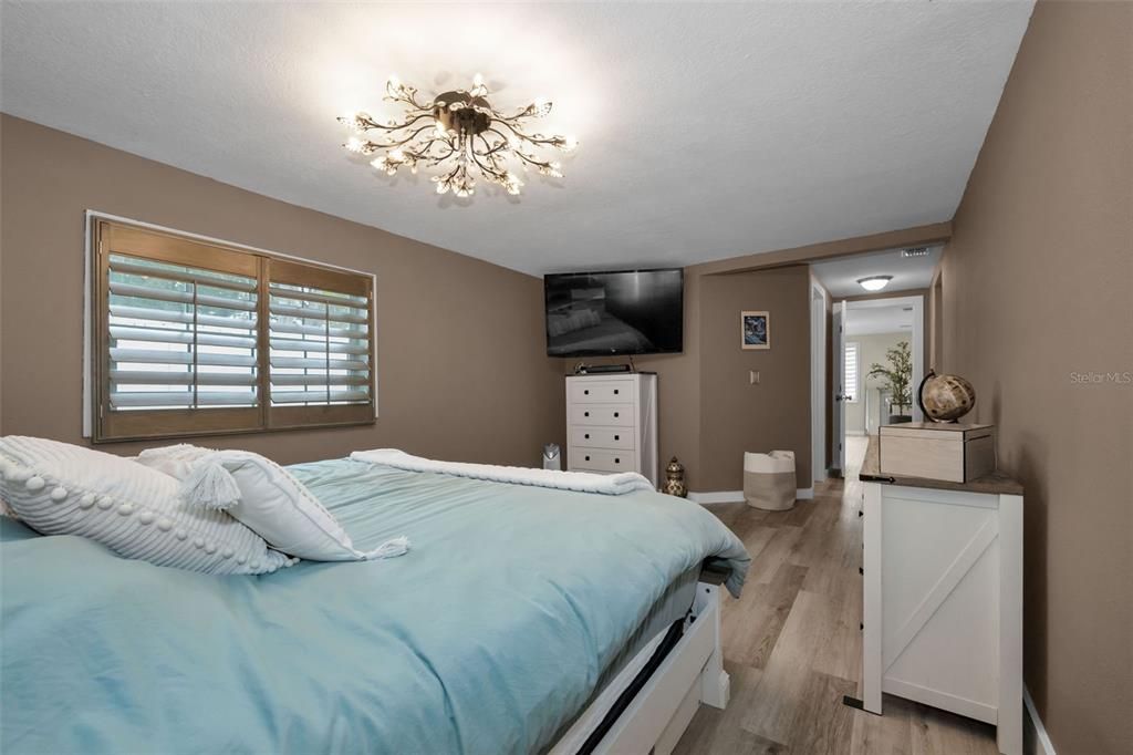 For Sale: $499,900 (5 beds, 2 baths, 2340 Square Feet)