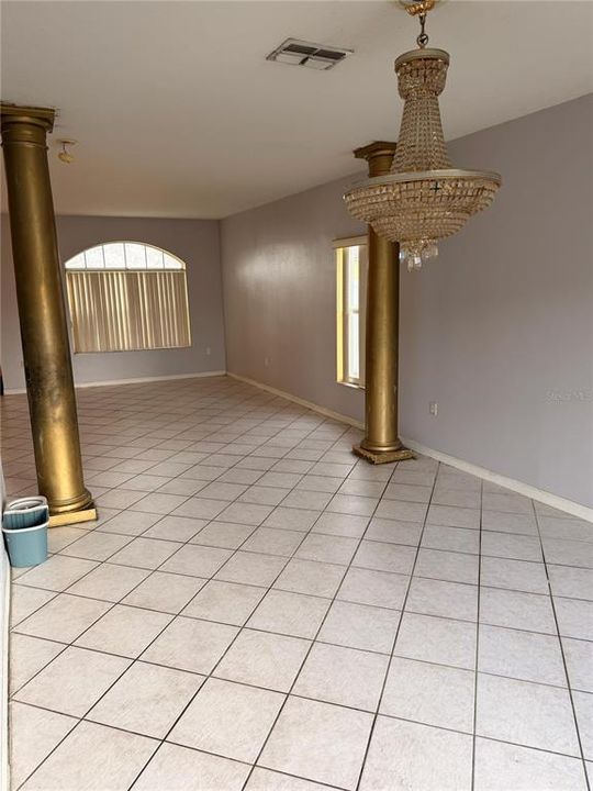 待售: $299,000 (4 贝兹, 2 浴室, 2930 平方英尺)